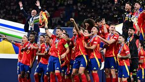 La Selección Española levantando el trofeo de la Eurocopa 2024 luego de vencer a Inglaterra 2-1.