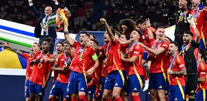 La Selección Española levantando el trofeo de la Eurocopa 2024 luego de vencer a Inglaterra 2-1.