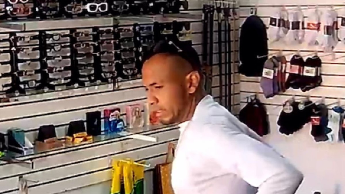 Sujeto armado asaltó un negocio en Torreón llevándose relojes, perfumes, joyería y 1,000 pesos en efectivo sin causar heridos.