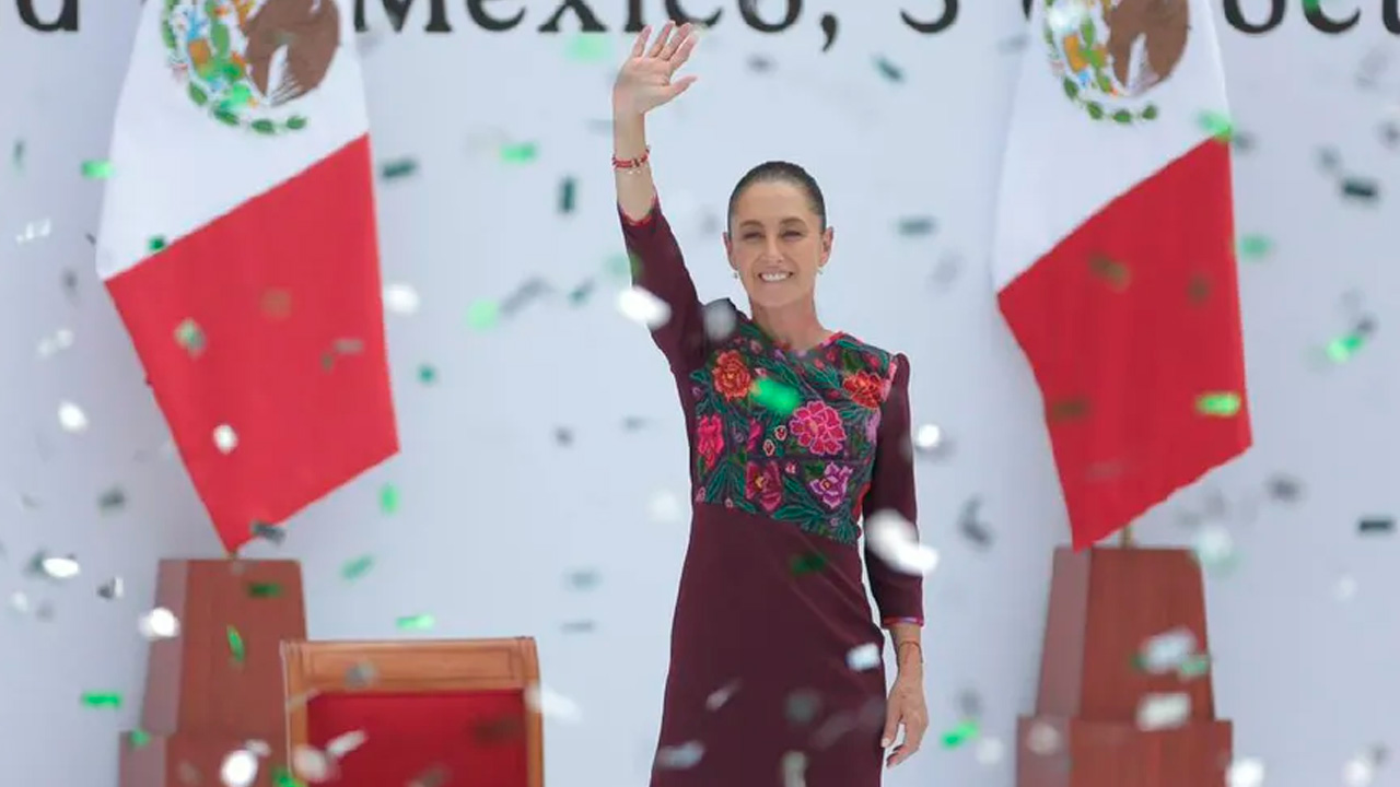 Ante 400 mil personas en el Zócalo, Claudia Sheinbaum reafirmó que su gobierno va por el camino correcto y que nadie influye en las decisiones de seguridad.