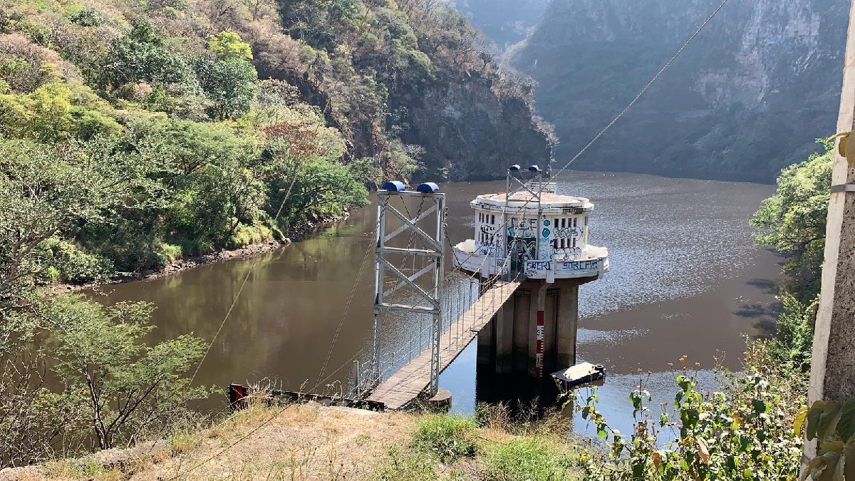 Corredores descubren un torso humano en la Barranca de Huentitán rodeado por buitres; autoridades de Jalisco ya realizan las investigaciones correspondientes.