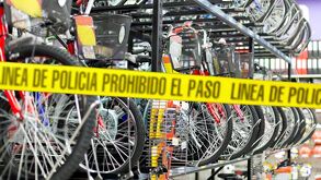 Un boquete en un muro fue la entrada para robar más de medio millón de pesos en la tienda Magic Express en el municipio de Cuautlancingo, Puebla.