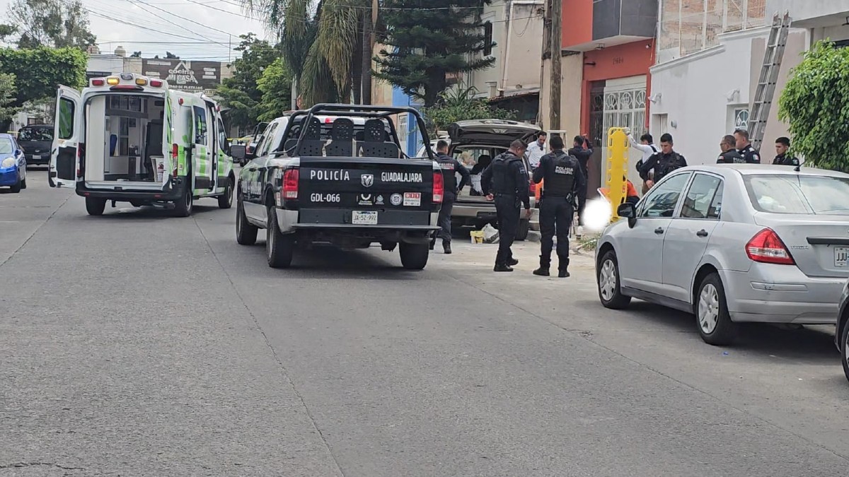 La agresión a balazos ocurrió mientras padre e hijo realizaban trabajos de pintura en la colonia San Andrés, Guadalajara.