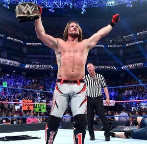 AJ Styles levantando el campeonato de WWE en el evento No Mercy, luego de vencer a John Cena y Dean Ambrose.