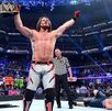 AJ Styles levantando el campeonato de WWE en el evento No Mercy, luego de vencer a John Cena y Dean Ambrose.