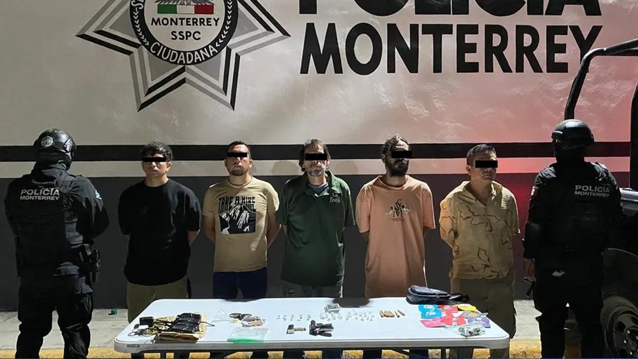 Un operativo en el centro de Monterrey detuvo a ocho personas vinculadas a la venta de drogas y clausuró cuatro bares.