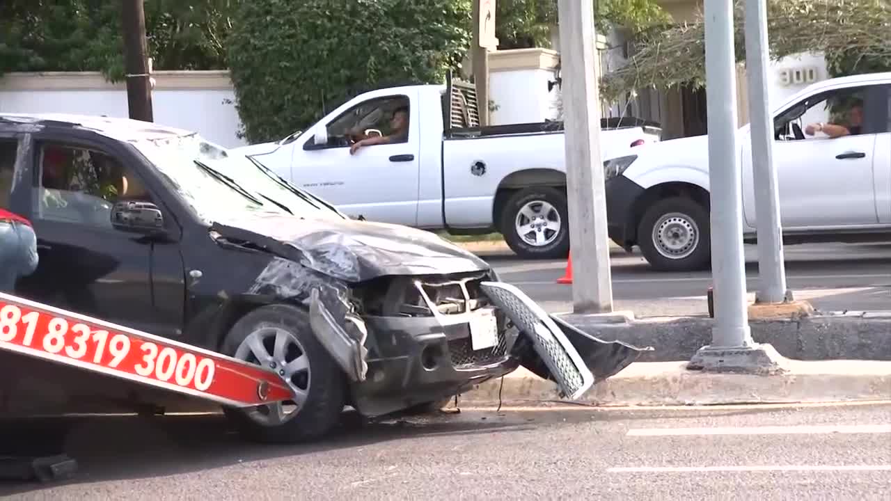 El conductor de una camioneta derribó una luminaria y cayó al interior de una canaleta en el municipio de San Pedro.