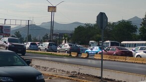 La mañana de este martes, el filtro de seguridad ubicado en el Puente Plateado provocó largas filas para quienes desean cruzar de Gómez Palacio a Torreón.