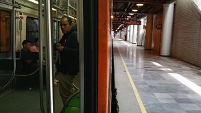 Los creadores de contenido aprovechan los vacíos legales para grabar dentro del Metro