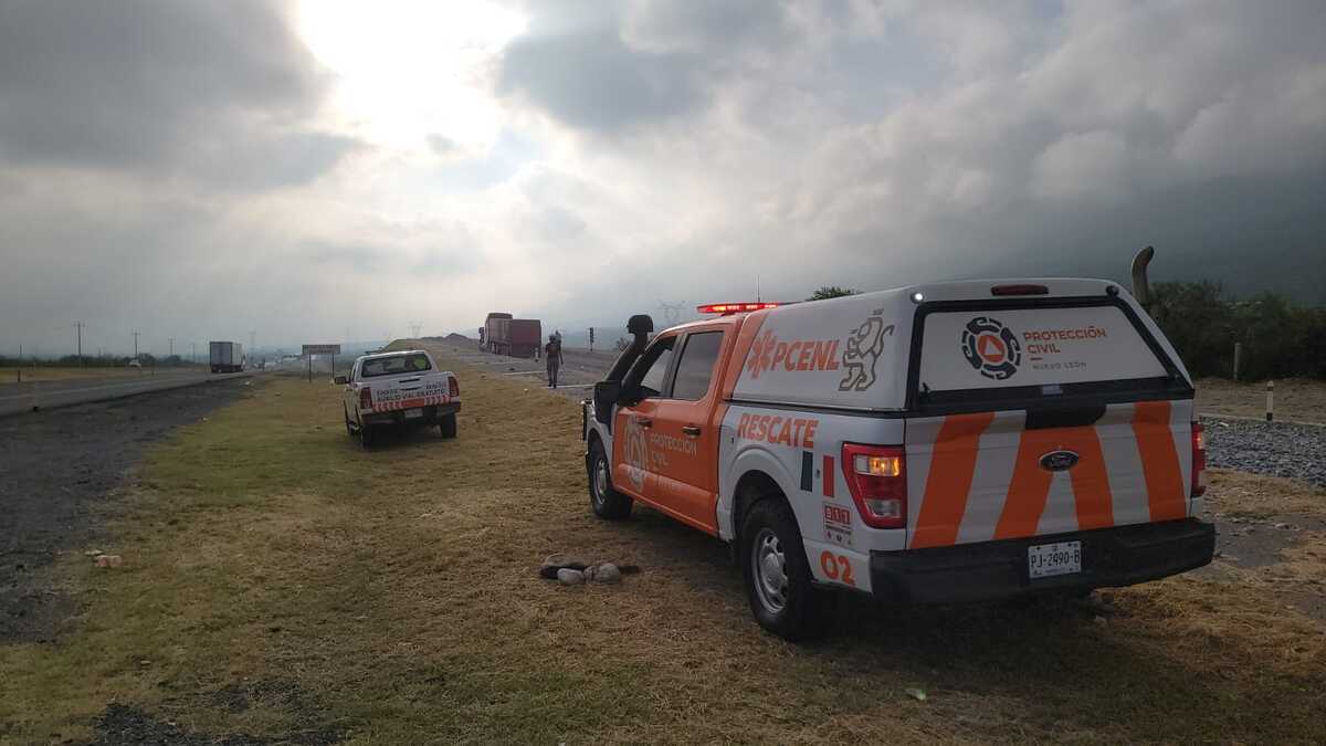 Un tráiler tuvo que usar la rampa de emergencia luego de quedarse sin frenos sobre la carretera Monterrey-Saltillo en el municipio de Santa Catarina.
