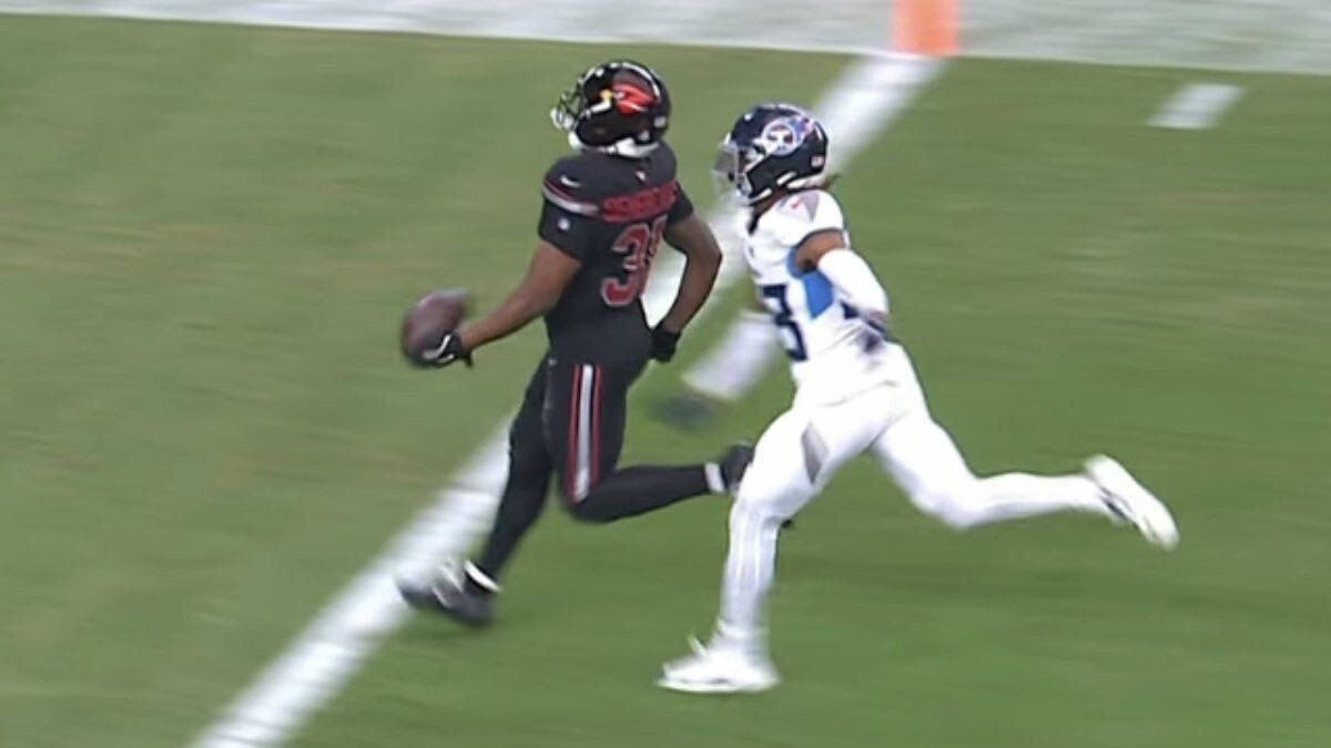 A lo largo de los años en la NFL, se han dado muchos casos en los que los jugadores festejan antes de tiempo y sueltan el ovoide sin anotar.