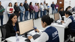El Instituto Nacional Electoral brinda a todos los ciudadanos mayores de edad una identificación, la cual es usada como documento oficial