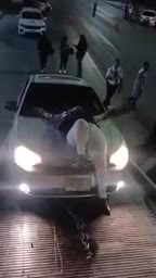 La situación se presentó cuando una conductora se negó a realizar la prueba de alcoholímetro, lo cual la llevó a tomar esa decisión drástica.