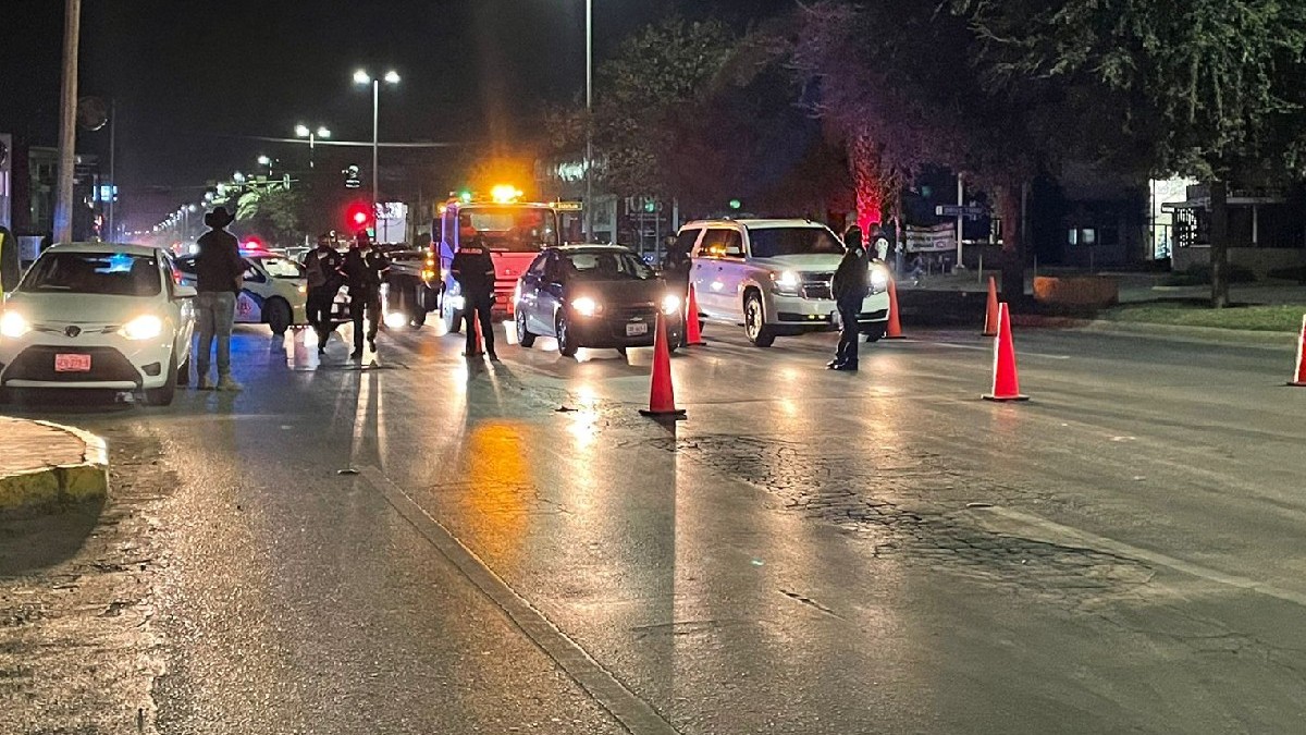 Una mujer se rehusó a permitir que su vehículo fuera remolcado por una grúa tras cometer una infracción al reglamento de vialidad urbana.