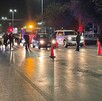 Una mujer se rehusó a permitir que su vehículo fuera remolcado por una grúa tras cometer una infracción al reglamento de vialidad urbana.
