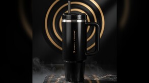 Uno de los lanzamientos más inesperados de Starbucks para este 6 de octubre son los vasos Stanley en color negro