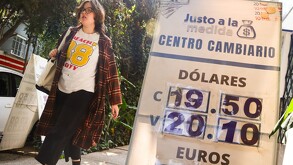 El valor del peso frente al dólar varía diariamente.