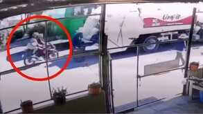 Dos motociclistas se impactaron contra un camión de basura en Tonalá y cayeron dentro del contenedor; un trabajador alertó al chofer para evitar una tragedia.