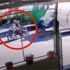 Dos motociclistas se impactaron contra un camión de basura en Tonalá y cayeron dentro del contenedor; un trabajador alertó al chofer para evitar una tragedia.