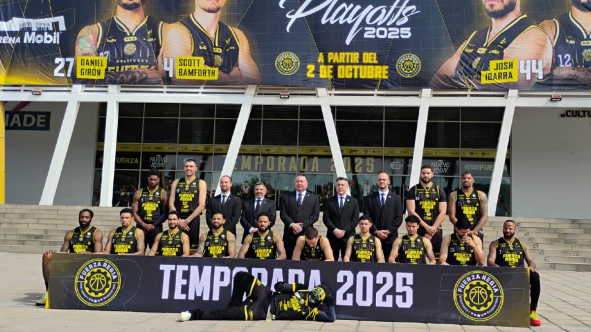 El equipo de Fuerza Regia se tomó la foto oficial previo a jugar los playoffs de la LNBP 2025 afuera de la Arena Mobil.