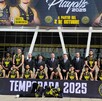El equipo de Fuerza Regia se tomó la foto oficial previo a jugar los playoffs de la LNBP 2025 afuera de la Arena Mobil.