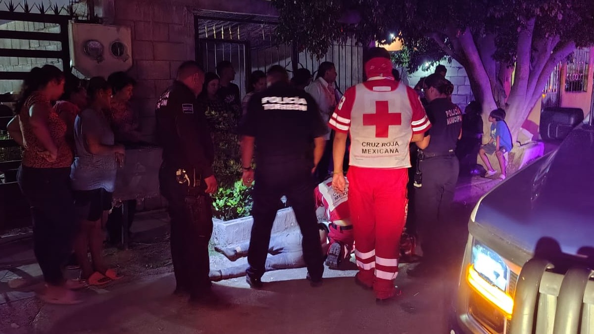 Un niño de tan solo 13 años de edad se encontraba pidiendo auxilio a vecinos de la colonia Monterreal en Torreón, estaba intoxicado en alcohol.