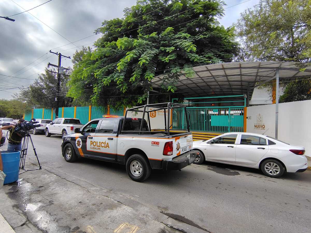 Una pistola de juguete encontrada junto a una escuela secundaria en Guadalupe, Nuevo León causó alarma entre la comunidad educativa del plantel.