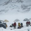 Rescatistas trabajan para evacuar a excursionistas atrapados por la intensa nevada en el Monte Everest, Tíbet