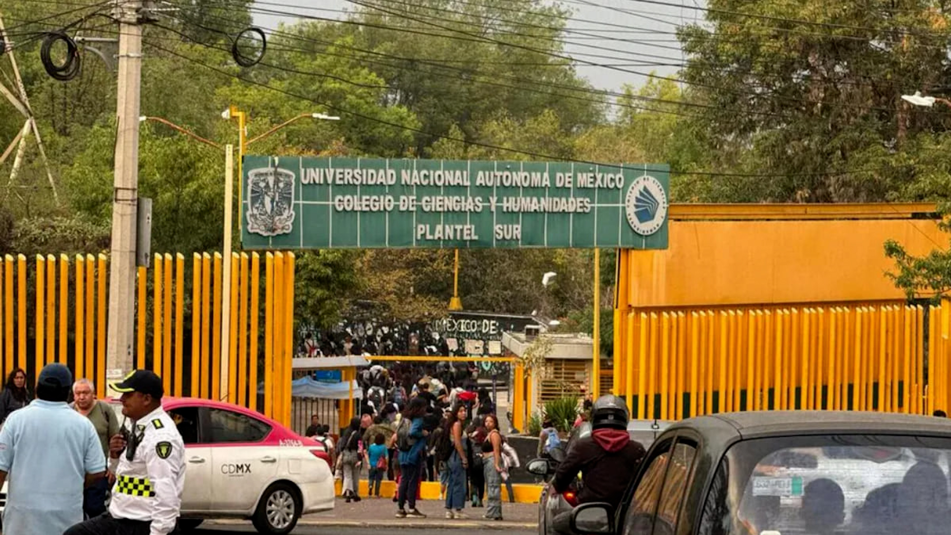 La directora del plantel, Susana Liria, aseguró que se repararán las luminarias de la zona y se reforzará la seguridad en los alrededores.