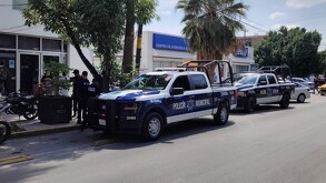 Un asalto a una mujer recién salida de una sucursal bancaria culminó con la detención de un presunto responsable y una declaración sorprendente.