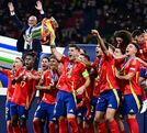La Selección Española levantando el trofeo de la Eurocopa 2024 luego de vencer a Inglaterra 2-1.