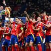 La Selección Española levantando el trofeo de la Eurocopa 2024 luego de vencer a Inglaterra 2-1.