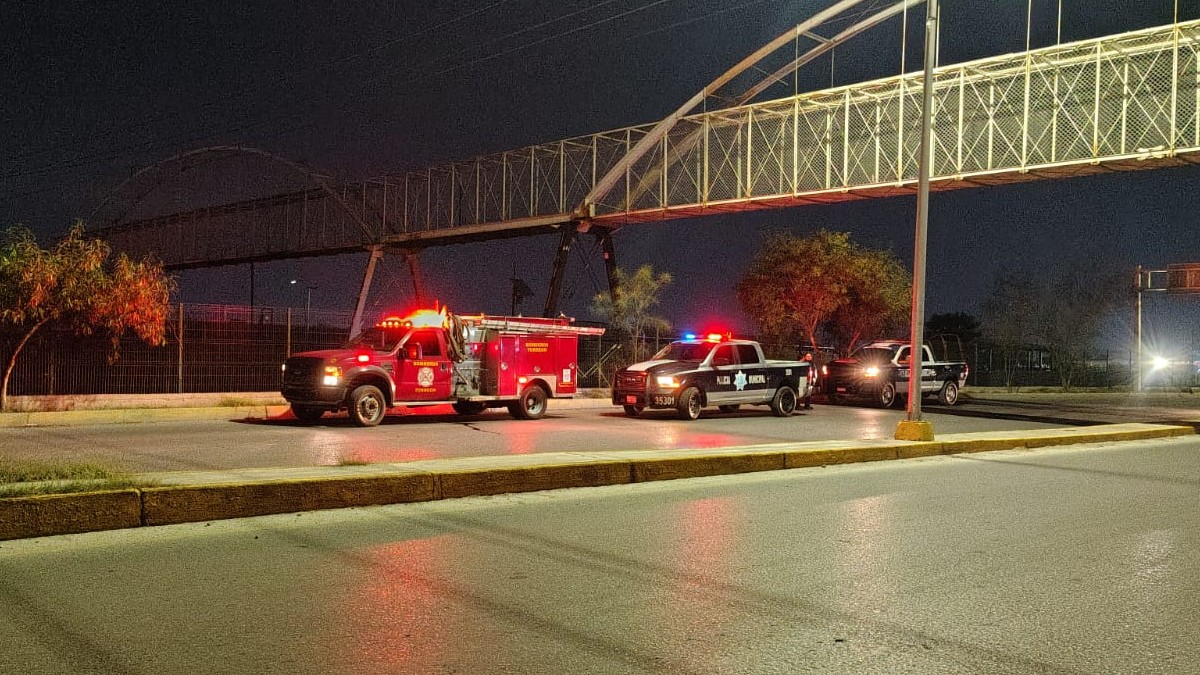 Un adulto mayor que se encontraba en la parte alta de un puente peatonal en Torreón provocó alarma entre automovilistas y una movilización policiaca.