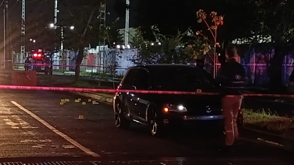 El vehículo quedó con múltiples impactos de bala sobre avenida Enrique Díaz de León, en Zapopan.