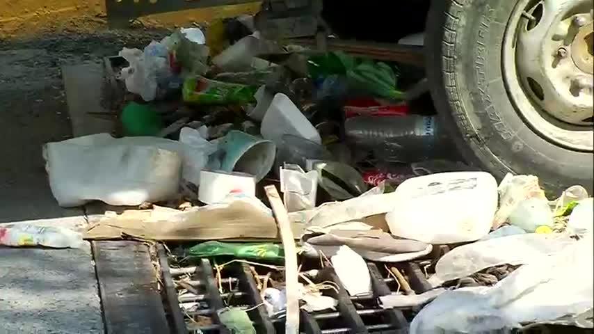Zonas de Monterrey presentan acumulación de basura en alcantarillas que podría agravar inundaciones y encharcamientos durante los próximos días de lluvia.