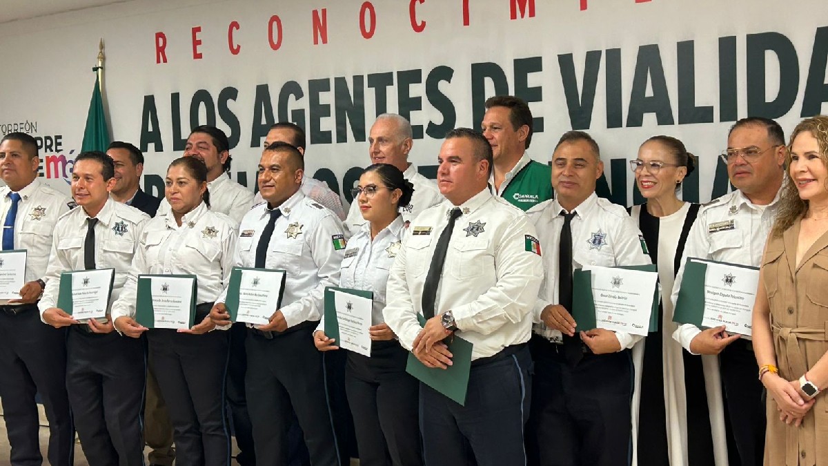 Catorce elementos de la Dirección de Tránsito y Vialidad de Torreón fueron reconocidos por el alcalde Román Alberto Cepeda por completar sus estudios superiores