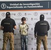Agentes de la Fiscalía de Jalisco trasladan a Kevin Israel “N”, detenido por su probable participación en el homicidio de una mujer en la colonia El Campesino,