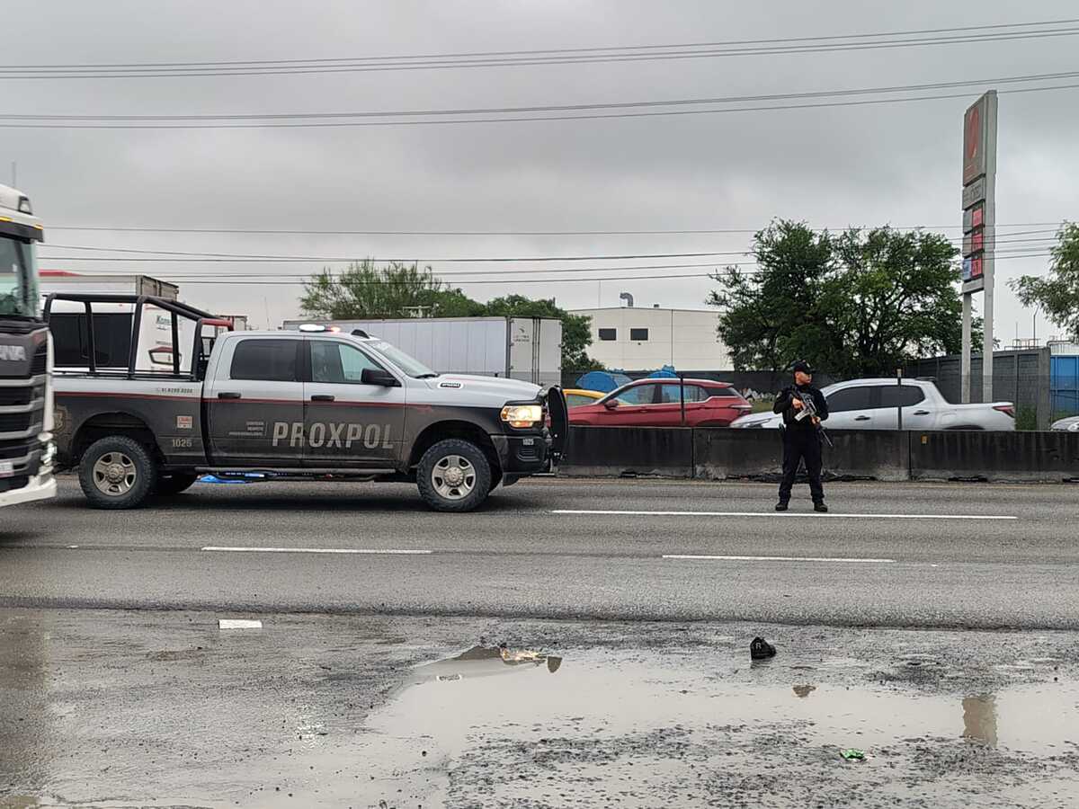 Un hombre murió luego de ser atropellado sobre el Libramiento Noroeste en el municipio de Escobedo, Nuevo León.
