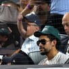 El cantante puertorriqueño Bad Bunny se salvó de ser golpeado por una bola en el tercer juego de la serie de playoffs entre Blue Jays y Yankees. El cantante puertorriqueño Bad Bunny se salvó de ser golpeado por una bola en el tercer juego de la serie de playoffs entre Blue Jays y Yankees.