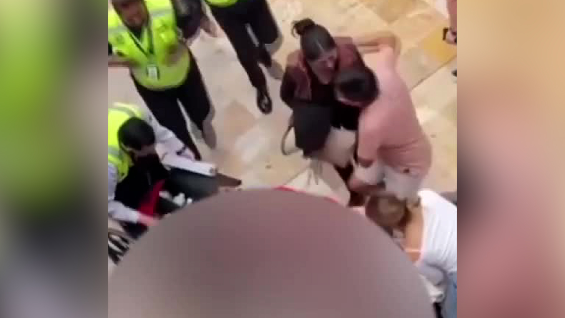 En las imágenes, se observa a los familiares del bebé en un estado de desesperación y dolor incontrolable, lo que conmueve profundamente a miles de usuarios.