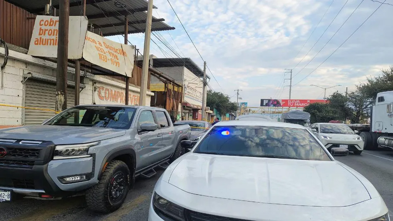 Un despliegue policíaco se registró en la zona norte de Monterrey, al registrarse un cateo en un negocio de compra y venta de fierros y metales.