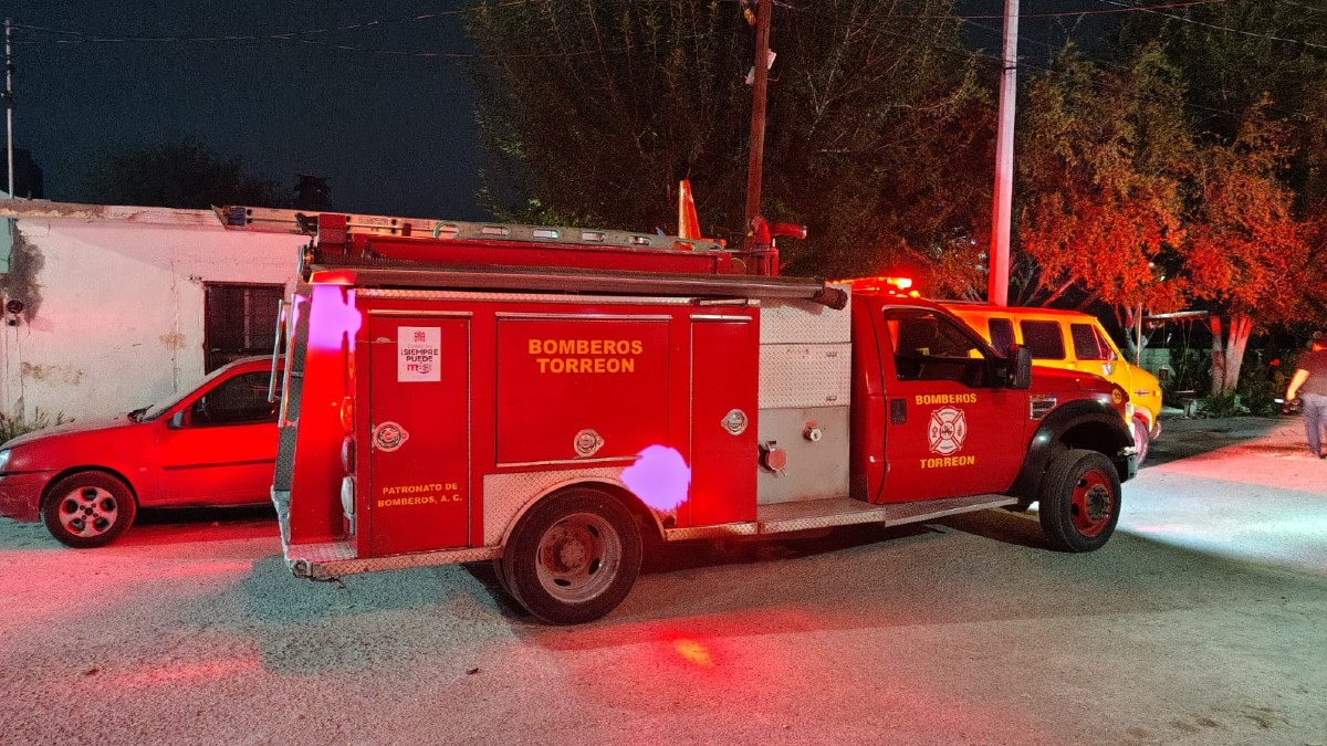 Un intenso incendio en un jacal de madera alarmó a los residentes del Fraccionamiento Ana en la ciudad de Torreón durante la noche del pasado martes,