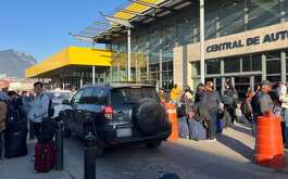 La Central de Autobuses de Monterrey cuenta con un estacionamiento que opera las 24 horas y que tiene un costo accesible para los automovilistas.
