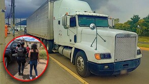 Luego de rescatar a la mujer y niña en Atlacomulco, el trailero fue detenido y presentado ante la Fiscalía mexiquense.