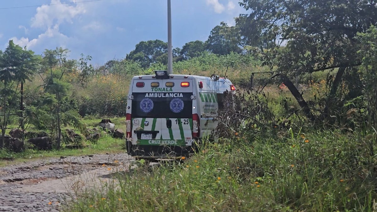 Elementos de la Policía Municipal y Protección Civil realizan las diligencias tras el hallazgo de una cabeza humana en la Barranca de Colimilla, Tonalá.