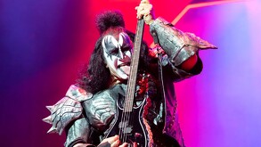 Gene Simmons, fundador de Kiss requirió atención medica tras accidente.