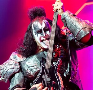 Gene Simmons, fundador de Kiss requirió atención medica tras accidente.