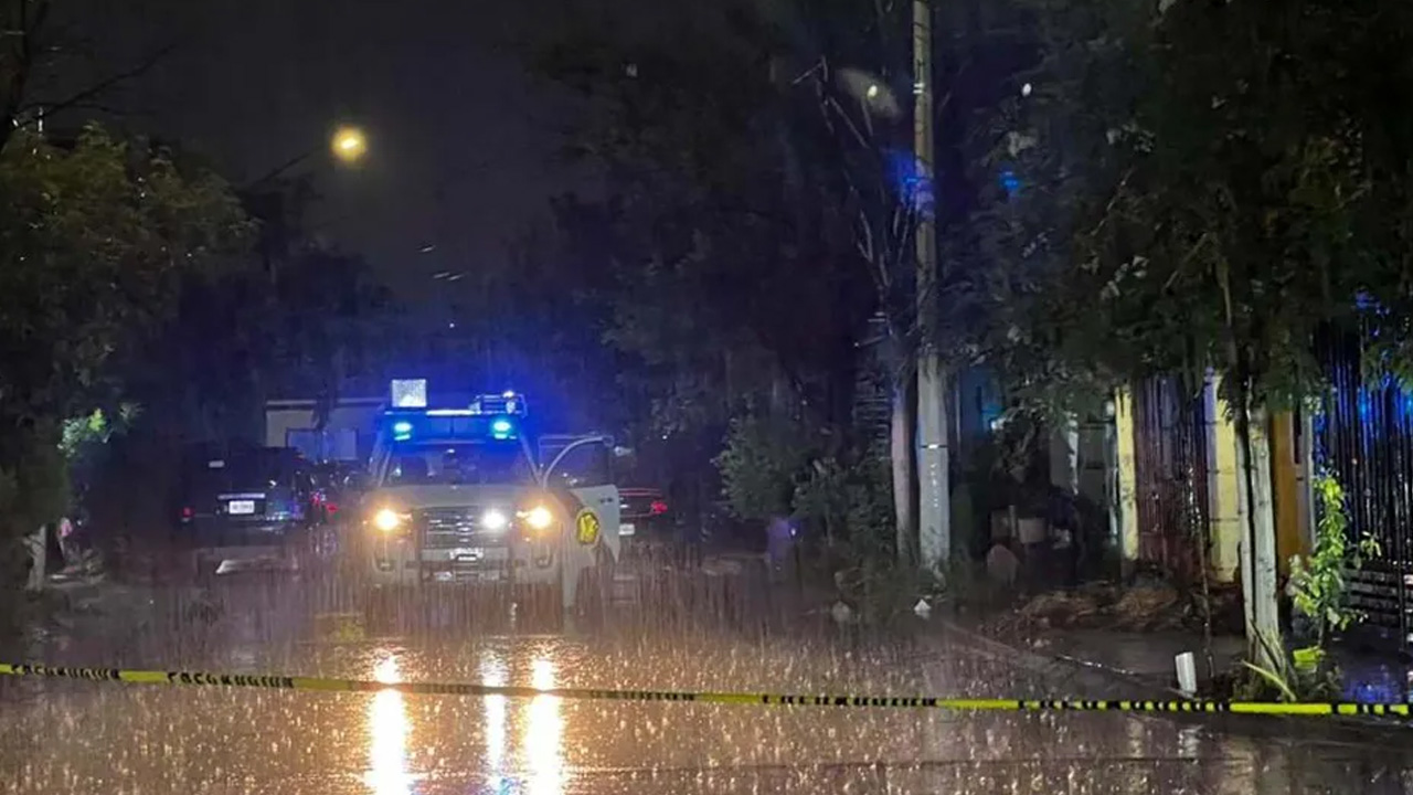 Dos mujeres fueron asesinadas a balazos en Escobedo, una dentro de la vivienda y otra afuera.