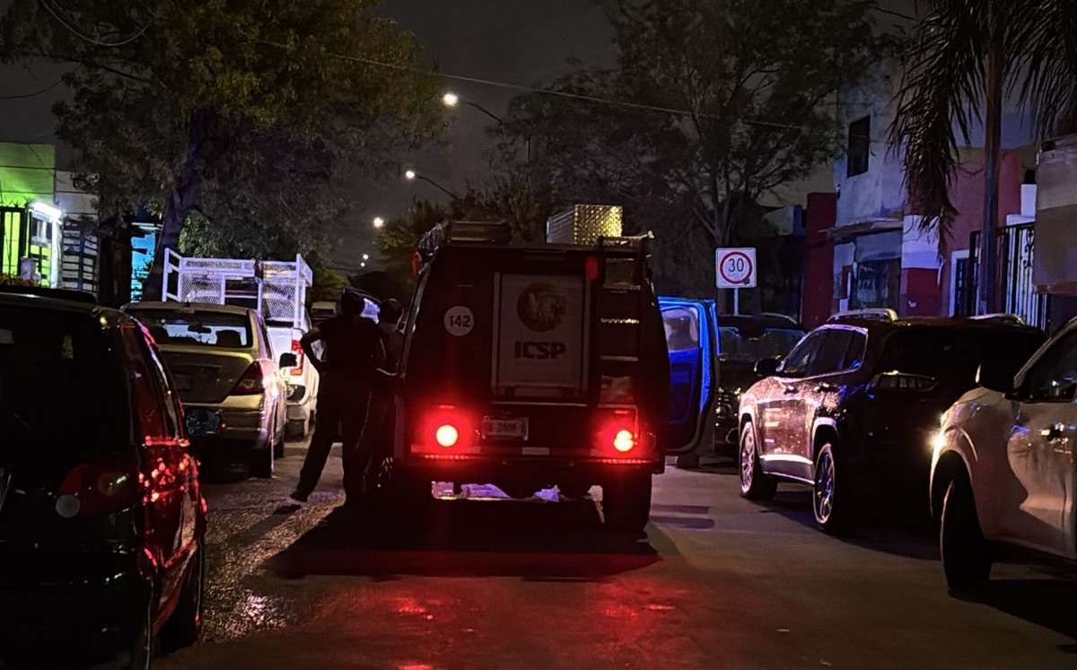 Un hombre fue asesinado a balazos en calles de la colonia Pueblo Nuevo, en el municipio de Apodaca, Nuevo León. Agentes ministeriales realizan indagatorias.
