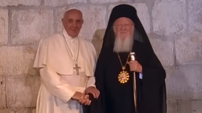 Entre las diferencias que marcan a ambas iglesias se encuentra la figura del papa en el cristianismo y del patriarca en la fe ortodoxa.